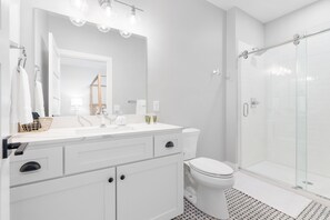 Dusche, Haartrockner, Handtücher, Seife