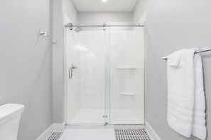 Douche, sèche-cheveux, serviettes fournies, savon