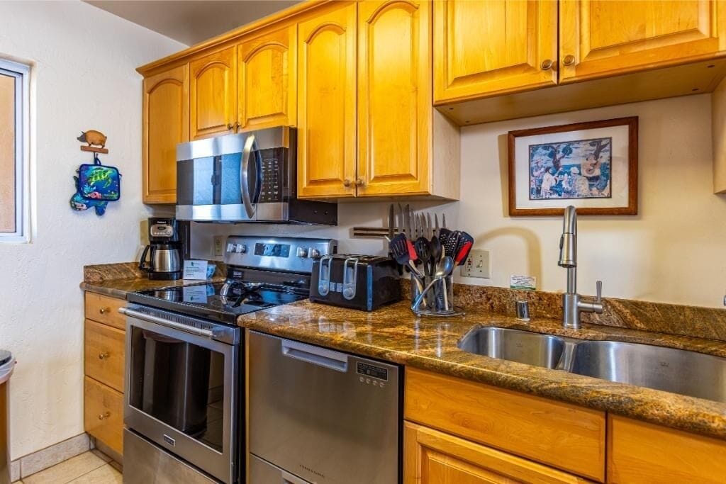 Condo, 3 Bedrooms | Private kitchen | Coffee/tea maker, fridge, oven, toaster