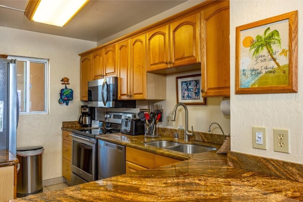 Condo, 3 habitaciones | Cocina privada | Cafetera y tetera, refrigerador, horno y tostadora 