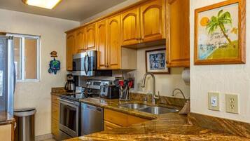 Condo, 3 habitaciones | Cocina privada | Cafetera y tetera, refrigerador, horno y tostadora