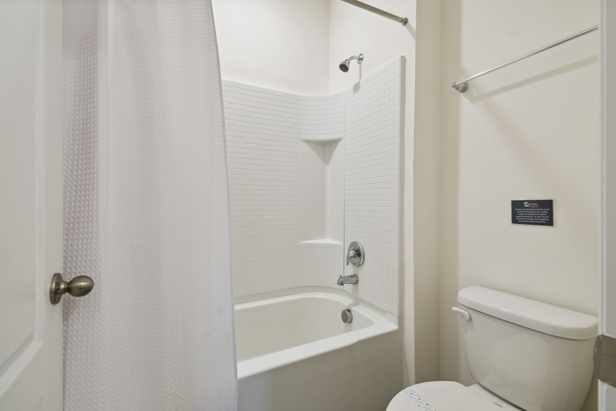 Een badkamer met een bad, een douche en een toilet.