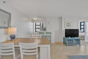 Dining - Beach Oasis with Ocean & City Views with FREE Parking! (Honolulu)