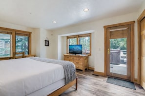 Leilighet, 3 soverom | 3 soverom, skrivebord for bærbar PC og strykejern/-brett