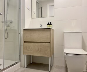 Douche, sĂšche-cheveux, serviettes fournies