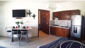 Refrigerador, microondas, parrilla de estufa y cafetera y tetera