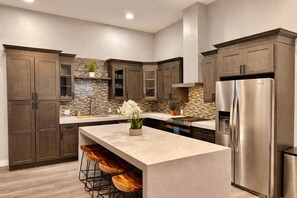 Kjøleskap, mikrobølgeovn, ovn og kokeplater