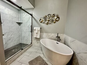 Bathtub, hair dryer, towels - Exclusive Retreats Desert Panorama with Private Pool, Hot Tub, Bocce Court (Moab)