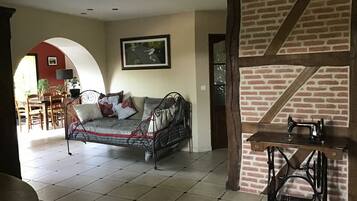 Televisión, reproductor de DVD y libros