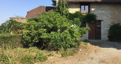 Maison de Caractère, Ferme Rénovée Avec un Grand Terrain Ombragé