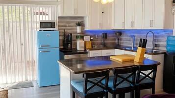 Kühlschrank, Mikrowelle, Wasserkocher mit Kaffee-/Teezubehör, Toaster