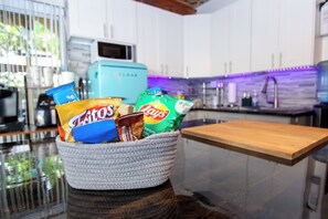 Fridge, microwave, coffee/tea maker, toaster - Private pool, steps to gulf, fishing, bike trails + more! (Palm Harbor)