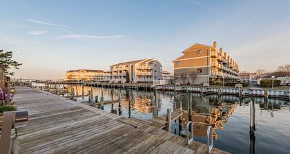 Lovely 1st Flr 2BR/2BA condo w/private courtyard! Steps to Pools, BEACH, Dining!