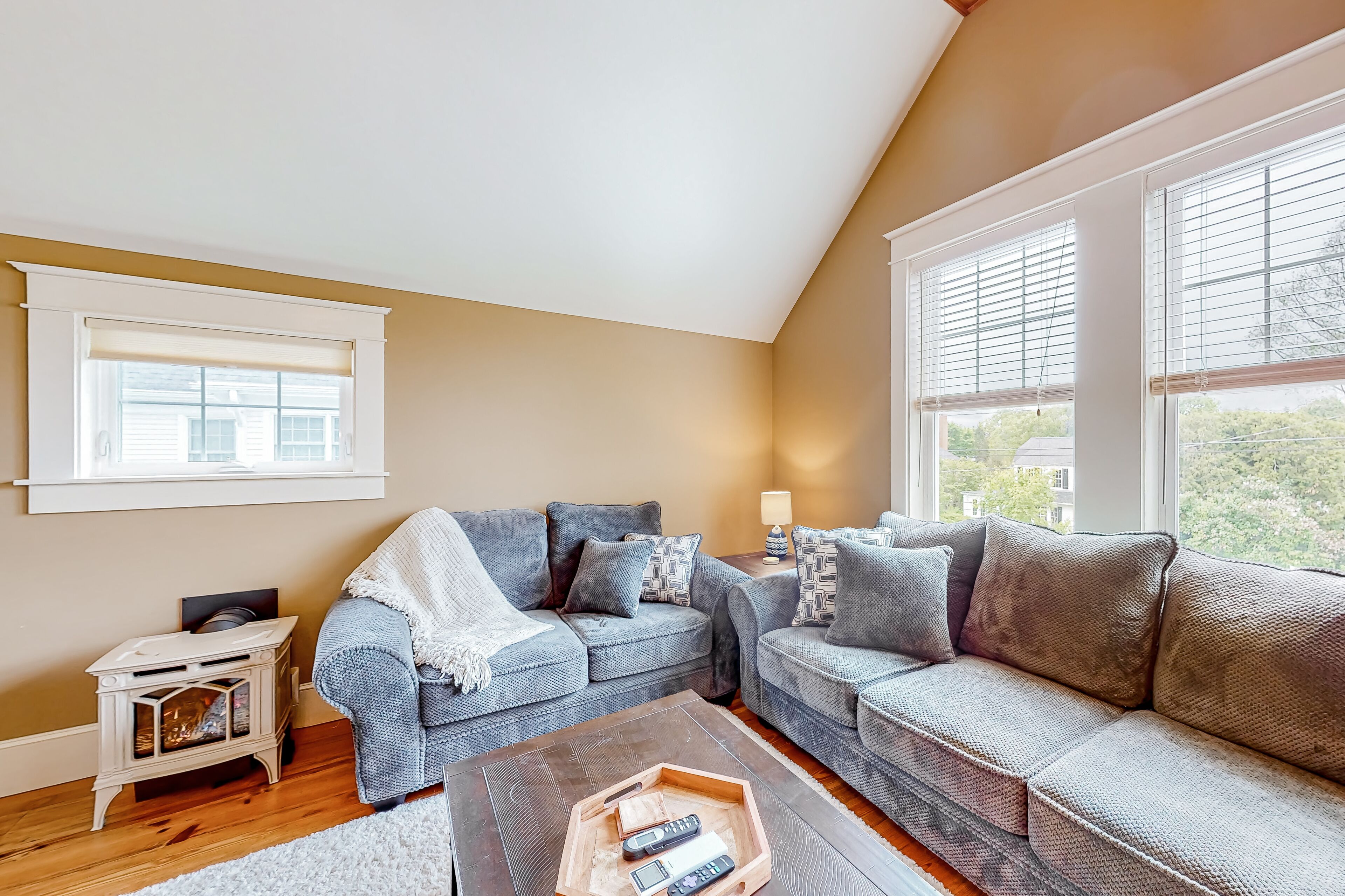 Mtn-view studio in great location with firepit, grill, fast WiFi, streaming, AC