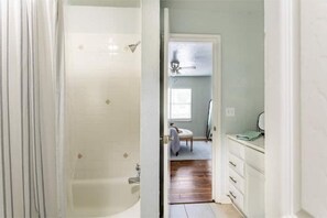 Une salle de bain avec une douche, des toilettes et un lavabo.