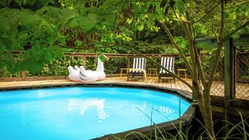 Una piscina al aire libre, una piscina climatizada