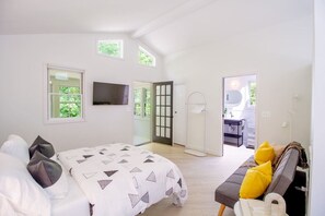 5 chambres, bureau, fer et planche à repasser, lit parapluie