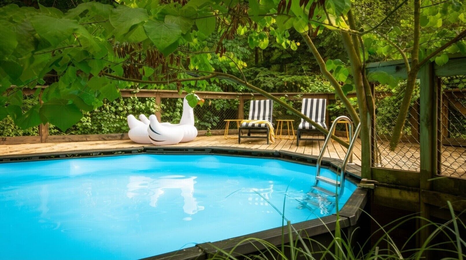 Utomhuspool och uppvärmd pool