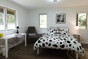 5 makuuhuonetta, työpöytä, silitysrauta/-lauta, vauvan matkasänky