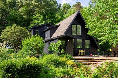 The Love Inn A-Frame Cabin in the woods with pool & firepit, sleeps 19 in Ada