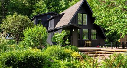 The Love Inn A-Frame Cabin in the woods with pool & firepit, sleeps 19 in Ada