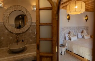 Ducha, secador de pelo, pantuflas, toallas