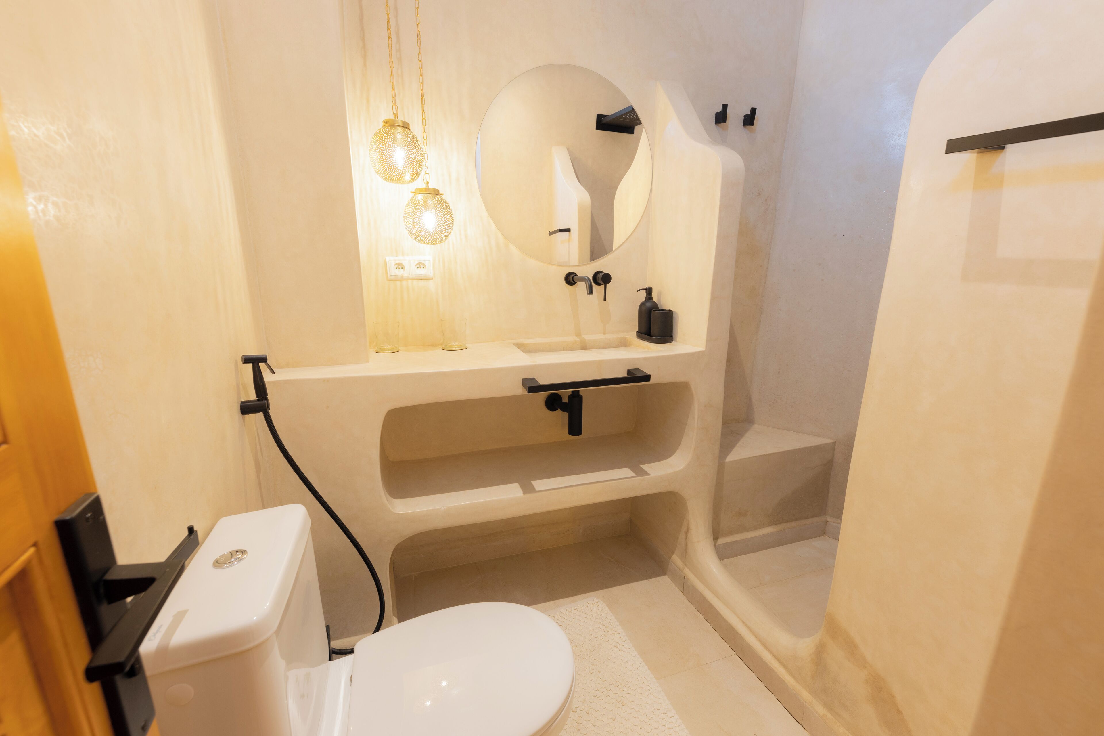 Une salle de bain moderne équipée de toilettes, d’un lavabo et d’une baignoire.