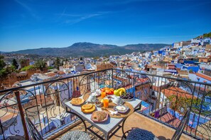 Free daily local cuisine breakfast - RIAD NILA  (Chefchaouen)