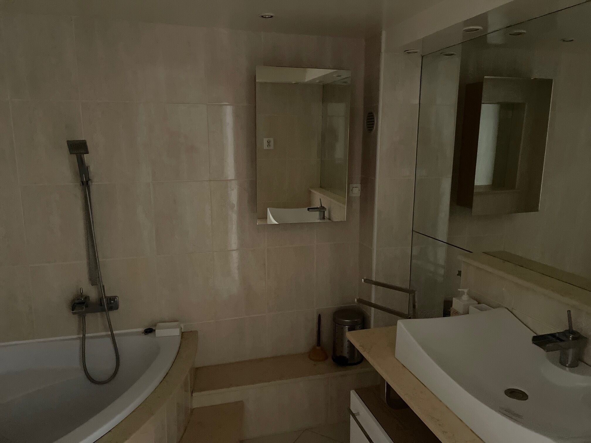 Un baño moderno con bañera, lavamanos y ducha.