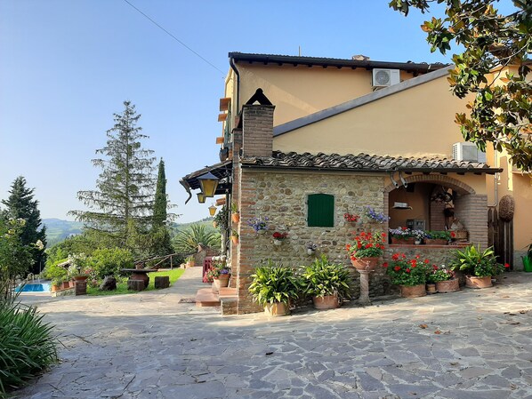 Exterior - Tuscan hills, near Florence, apartment sleeps 4 with pool (Montespertoli)