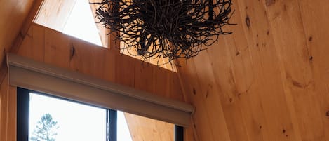 小屋, 1 張特大雙人床 | 起居區 | 40-吋智慧型電視、衛星頻道、電視