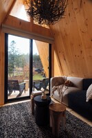 Cabaña, 1 cama King size | Área de sala de estar | Smart TV de 40 pulgadas con canales vía satélite y televisión 