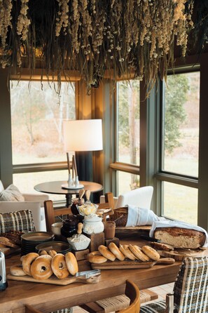 TĂ€gliches inbegriffenes FrĂŒhstĂŒck zur Selbstbedienung