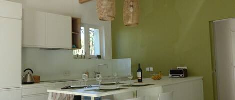 Frigorífic, microones, forn i placa de cuina