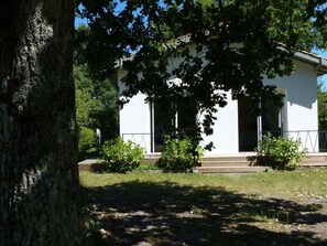 Exterior - Renovated family home 6 guests, enclosed garden, beach & town by bike (Andernos-les-Bains)