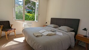 3 Schlafzimmer, Schreibtisch, Bügeleisen/Bügelbrett, Reisekinderbett