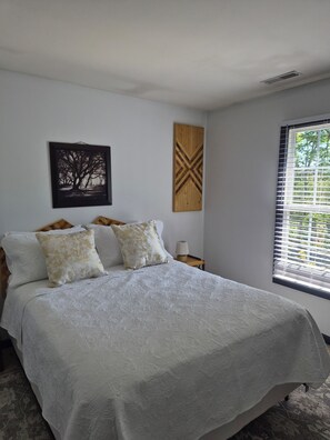2 bedrooms, travel cot, free WiFi, bed sheets - Cozy Mountain Cottage -Pet Friendly, Brew Ridge Trail! (Afton)