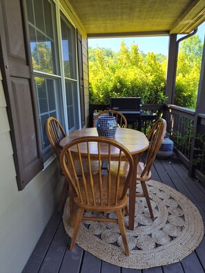 Outdoor dining - Cozy Mountain Cottage -Pet Friendly, Brew Ridge Trail! (Afton)