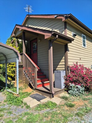 Exterior - Cozy Mountain Cottage -Pet Friendly, Brew Ridge Trail! (Afton)