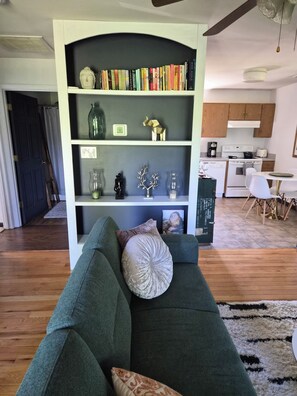 Smart-TV, Kamin, DVD-Player, Bücher