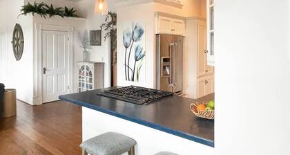 Amazing Water Views! Modern 2B in Historic Suite