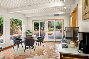Private kitchen - Casa De Los Cedros - A Timeless Sedona Mid Century (Sedona)