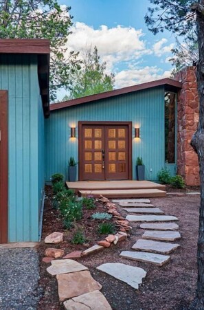 Exterior detail - Casa De Los Cedros - A Timeless Sedona Mid Century (Sedona)