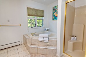 Baignoire à remous, séchoir à cheveux, serviettes fournies, savon