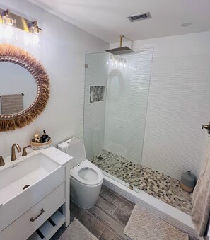 Shower, hair dryer, towels, soap - Tropical Resort Style Backyard, Private and only a 7 minute drive to the Beach!
 (Marco Island)