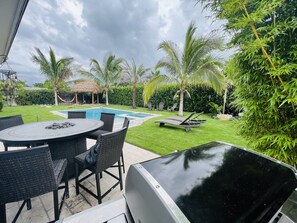 Outdoor dining - Tropical Resort Style Backyard, Private and only a 7 minute drive to the Beach!
(Marco Island)