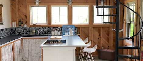 Fridge, oven, stovetop, coffee/tea maker