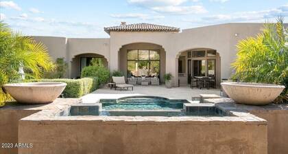Scottsdale Paradise- POOL, Spa, Pickleball/Basketball, Fire Pit & Great HIKING!