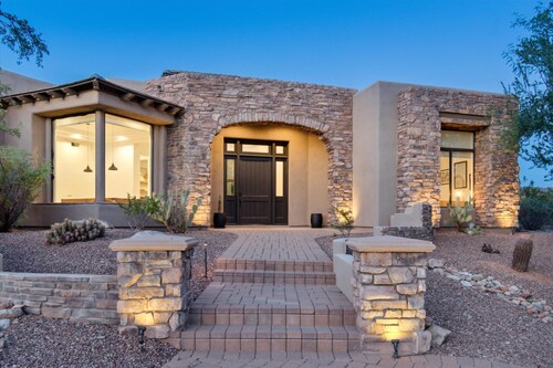 Scottsdale Paradise- POOL, Spa, Pickleball/Basketball, Fire Pit & Great HIKING!