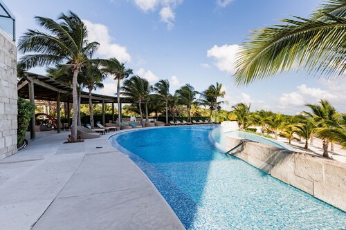 Pen 9C · Apartment on the beach! Infinity pool